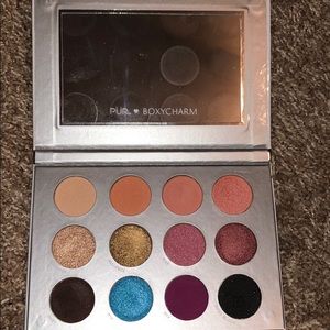 Put eyeshadow palette